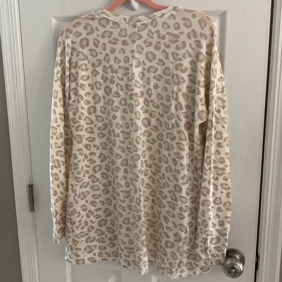 Gibson Nordstrom V-Neck Tunic Top in Oatmeal Animal Print size small - Picture 8 of 10